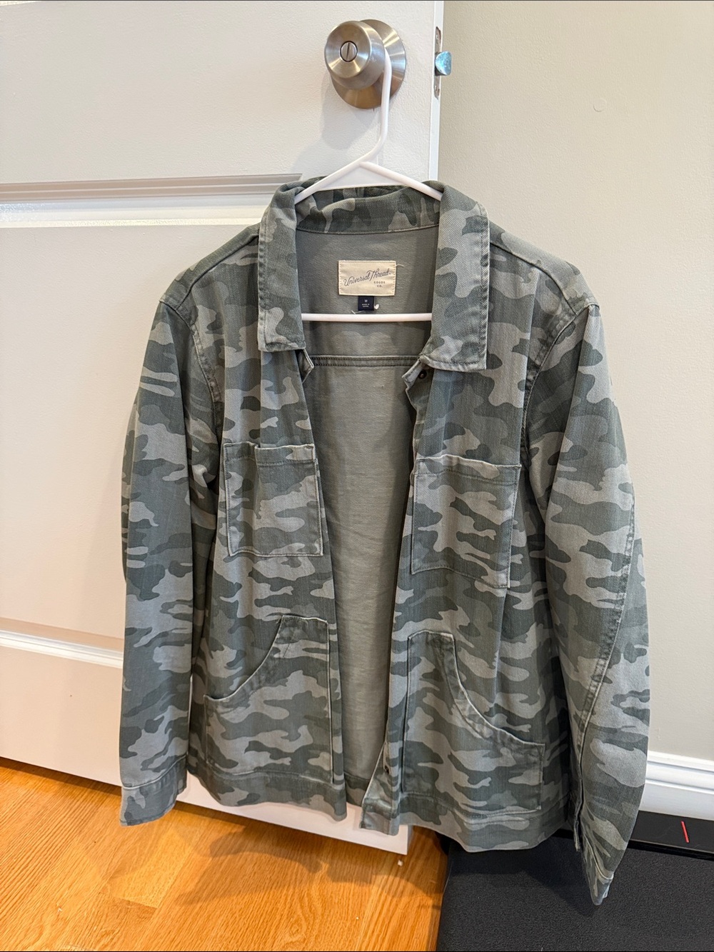 Universal thread women’s camo jacket lightweight